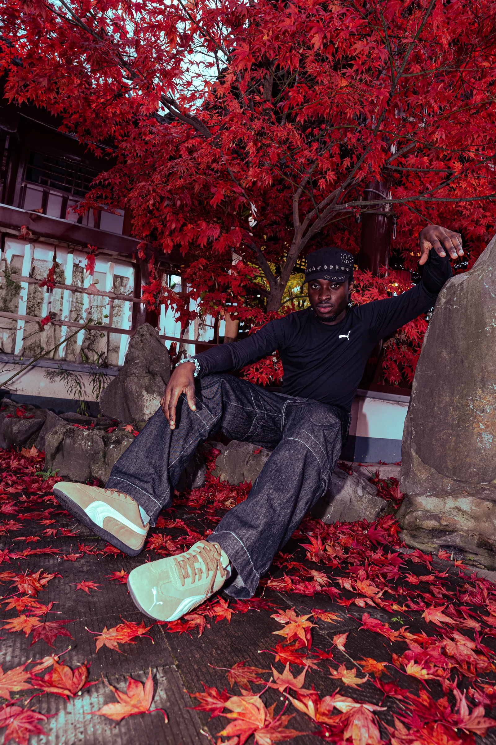 Zwei Tänzer in Puma-Kleidung vor einem Baum mit rotem Herbstlaub
